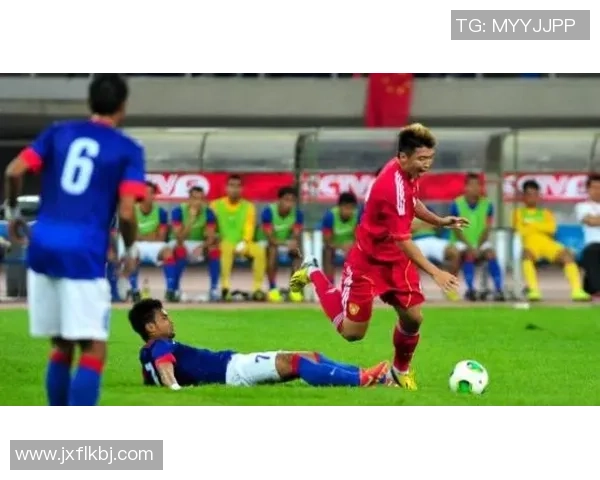 足球巨星同框合影精彩瞬间汇聚展现球场魅力与友谊的珍贵时刻